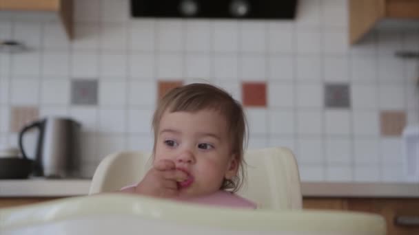 赤ちゃんの食べ物を手で食べる子供の肖像画です — ストック動画