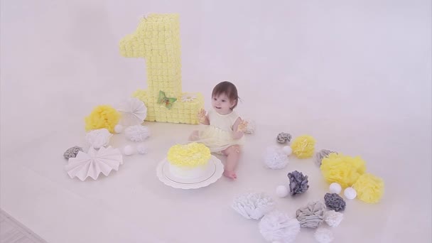 Celebración Cumpleaños Niña Comiendo Pastel Con Las Manos Sobre Fondo — Vídeos de Stock