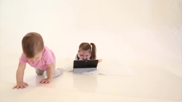 Діти Дивляться Мультфільми Планшеті Домашнє Навчання Дівчаток Під Час Карантину — стокове відео
