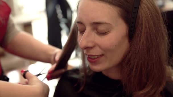 Ein Mädchen Schneidet Sich Einem Friseurladen Die Haare Der Meister — Stockvideo