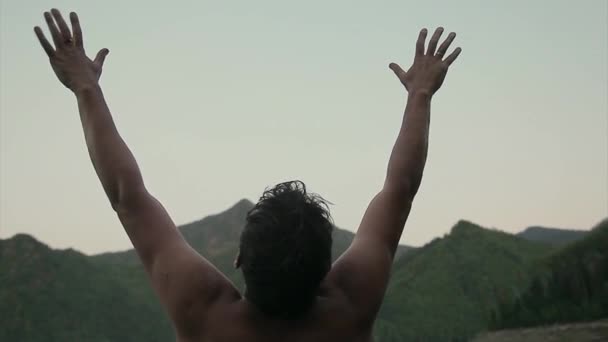 Portret Mokrego Mężczyzny Kropla Spływa Twarzy Mężczyzna Podnosi Ręce Góry — Wideo stockowe