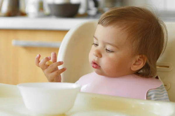 Porträt Eines Kindes Das Babynahrung Mit Den Händen Isst — Stockfoto