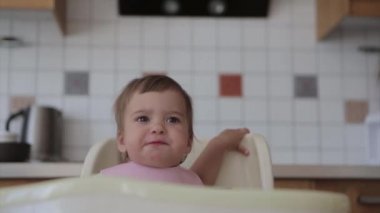 Elleriyle bebek maması yiyen bir çocuğun portresi.