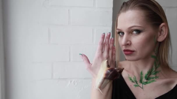 Model Holds Snail Hand Ads Cosmetics Gravity Creams Lip Treatments — Stock Video