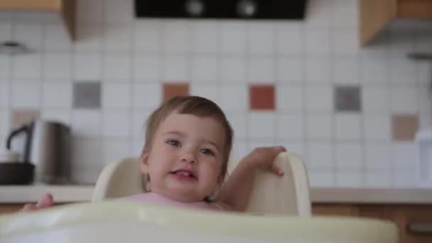 Retrato Niño Que Come Comida Para Bebés Con Las Manos — Vídeo de stock