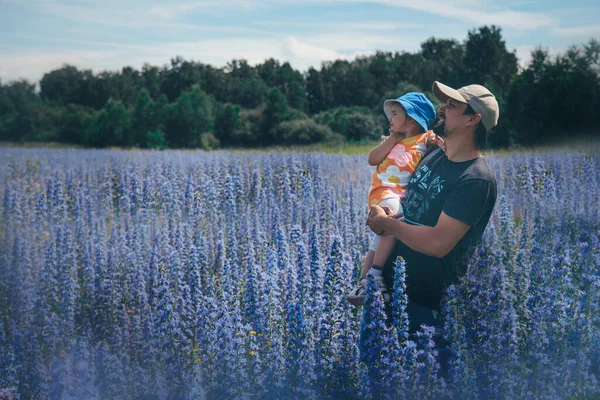 Otec Dcera Procházejí Květinovou Loukou Muž Dívka Užívají Života Mezi — Stock fotografie