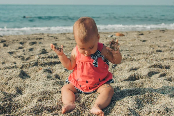 Malé Dítě Hraje Písku Dívka Sedí Pláži — Stock fotografie