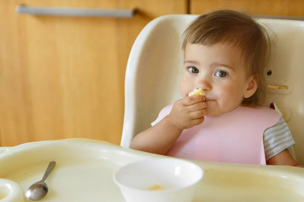 Retrato Uma Criança Que Come Comida Bebê Com Mãos — Fotografia de Stock