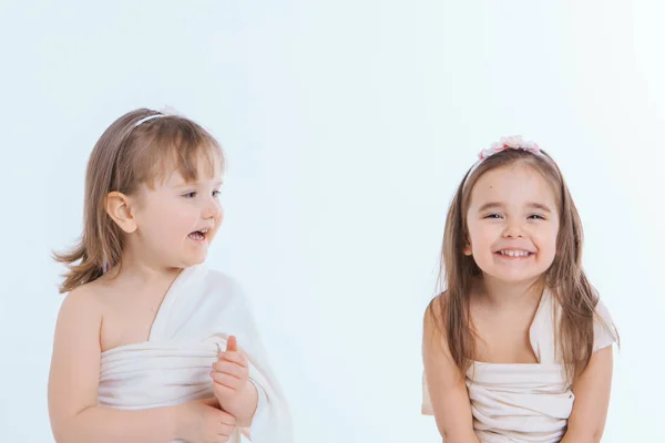 Due Bambine Con Bocca Spalancata Uno Sfondo Bianco Bambini Stanno — Foto Stock