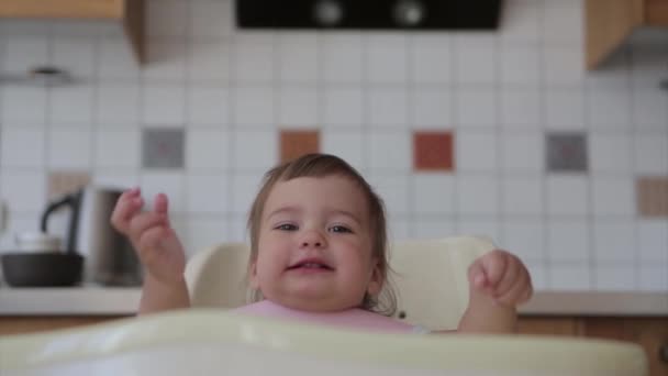 Retrato Niño Que Come Comida Para Bebés Con Las Manos — Vídeo de stock