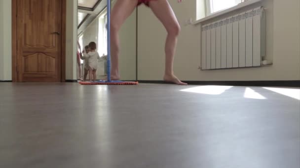 Moeder Dweilt Vloer Met Een Mop Danst Terwijl Het Kind — Stockvideo