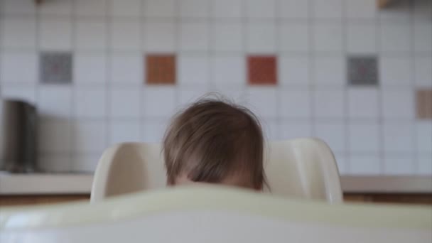 Retrato Uma Criança Que Come Comida Bebê Com Mãos — Vídeo de Stock