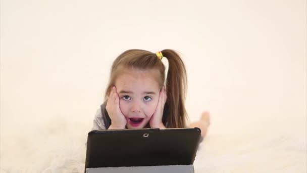Çocuk Bir Tablet Üzerinde Yazıyor Karantina Sırasında Kızlar Için Evde — Stok video