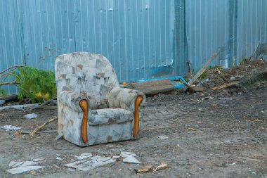 Çöpte eski püskü bir sandalye. Çöp yığını. mobilya yenileme