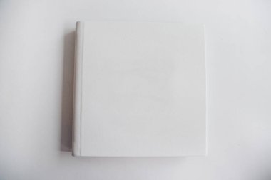 Beyaz arka planda deri kaplı beyaz bir kitap. Saf kapak alanı olan bir fotoğraf albümü. Tebrik kartı