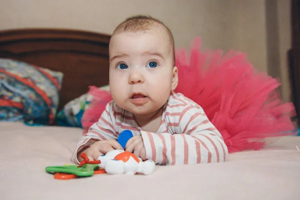 Retrato Uma Criança Com Chocalho Bebê Rapariga Está Brincar Conceito — Fotografia de Stock