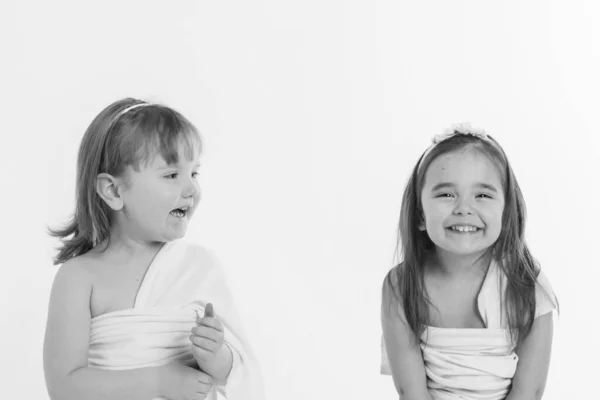 两个小女孩 嘴张开 背景是白色的 孩子们在玩 教育的概念 复制空间 — 图库照片