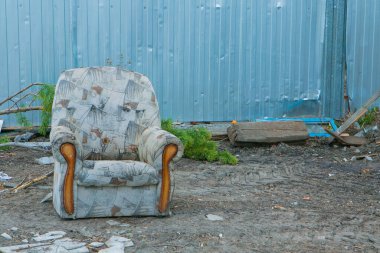 Çöpte eski püskü bir sandalye. Çöp yığını. mobilya yenileme