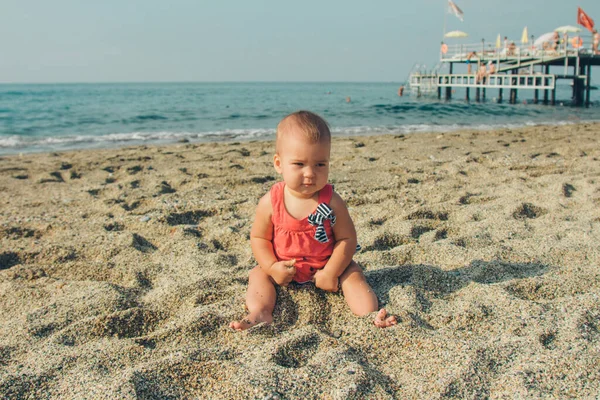 Petit Enfant Joue Dans Sable Fille Assise Sur Plage — Photo