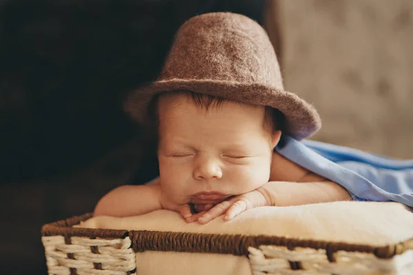 Een Pasgeboren Baby Met Een Hoed Slaapt Een Mand — Stockfoto