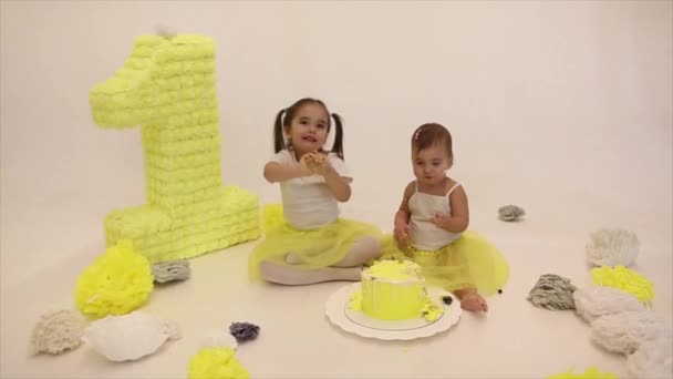 Celebración Cumpleaños Dos Niñas Comiendo Pastel Con Las Manos Sobre — Vídeo de stock