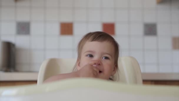 Retrato Niño Que Come Comida Para Bebés Con Las Manos — Vídeo de stock