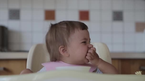 Portret Van Een Kind Dat Babyvoeding Eet Met Zijn Handen — Stockvideo