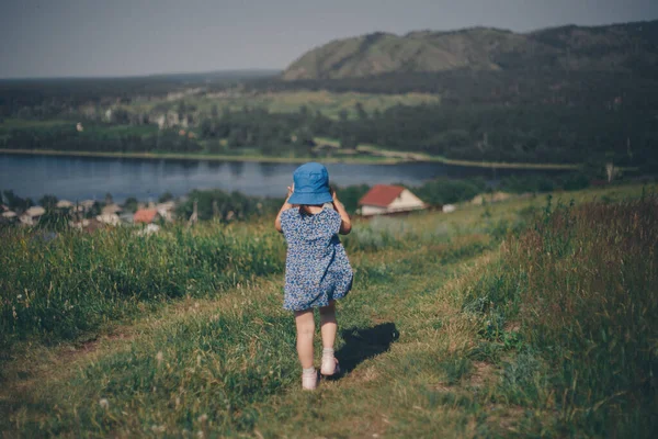 Barn Mot Bakgrund Vild Natur Ryska Berg Slätter Fält Flickan — Stockfoto