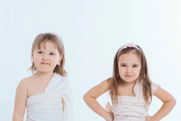 Una Smorfie Bambine Uno Sfondo Bianco Bambini Stanno Tramando Qualcosa — Foto Stock