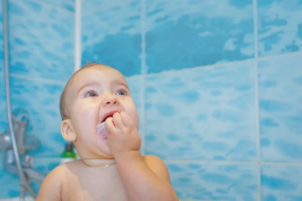 Een Klein Meisje Poetst Haar Tanden Badkamer Portret Van Een — Stockfoto