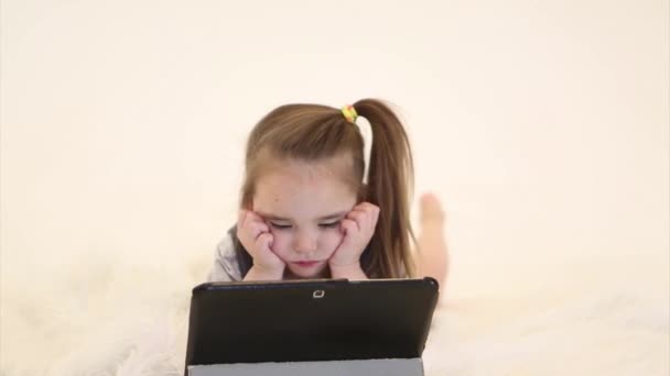 子供はタブレットを使っています 隔離中の女の子のための家庭教育 — ストック動画