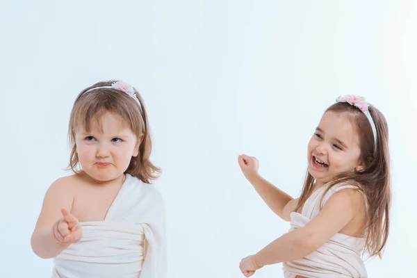 Küçük Kızlar Beyaz Bir Arka Plana Karşı Suratlarını Ekşitiyor Çocuklar — Stok fotoğraf