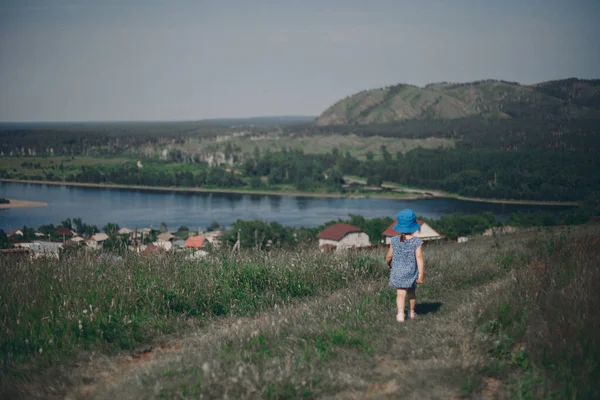 Kind Tegen Achtergrond Van Wilde Natuur Russische Bergen Vlaktes Velden — Stockfoto