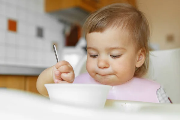 スプーンで赤ちゃんの食べ物を食べる子供の肖像画です 私の顔は食べ物で汚れています — ストック写真