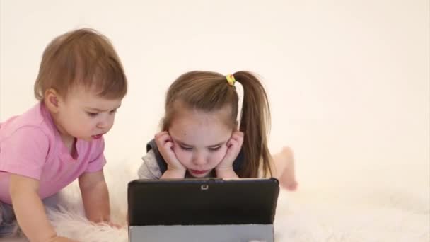 Çocuklar Tablette Çizgi Film Izliyorlar Karantina Sırasında Kızlar Için Evde — Stok video