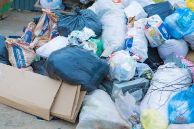Çöp yığını bir konteynırda. Çöp yığını. Hademe grevi. Plastik geri dönüşümünün çevresel felaketi