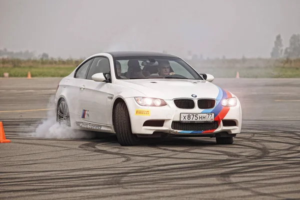 Reklam Bmw Moskova 2018 Beyaz Araba Modelinin Tanıtımı Test Pistindeki — Stok fotoğraf