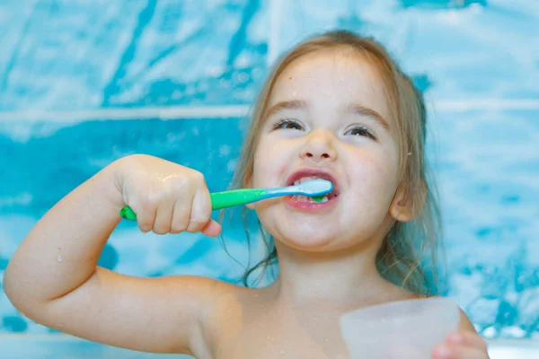 小さな女の子が歯を磨きバスルームで口をすすいでいます 歯ブラシを持った子供の肖像画です — ストック写真