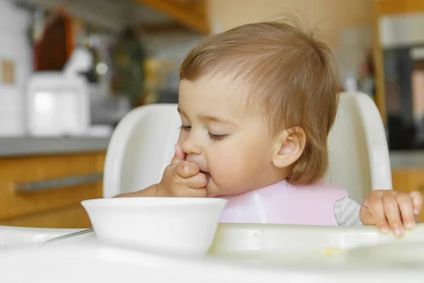 Retrato Uma Criança Que Come Comida Bebê Com Sua Colher — Fotografia de Stock