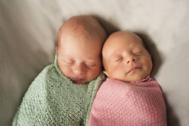 Tüp bebek sonuçları: ikizler kucaklaşıyor. Yeni doğmuş bebekler birlikte uyur.