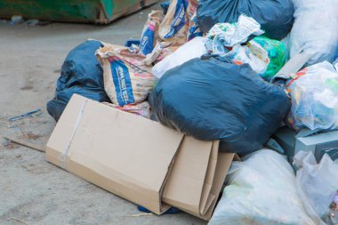 Çöp yığını bir konteynırda. Çöp yığını. Hademe grevi. Plastik geri dönüşümünün çevresel felaketi