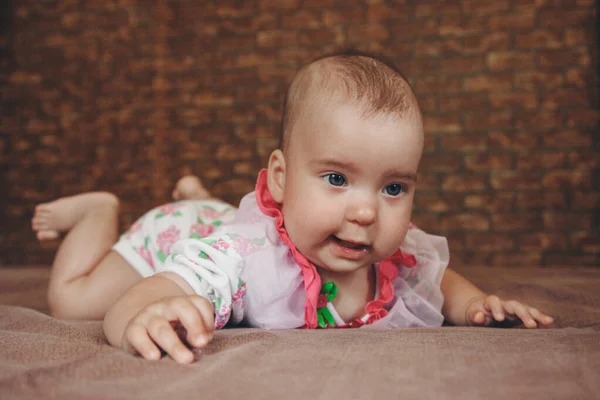 Recém Nascido Está Deitado Barriga Para Baixo Bebê Aprende Segurar — Fotografia de Stock