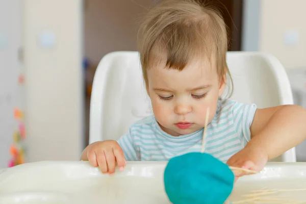 プラスチック製の少女彫刻です 子供はハリネズミの工芸品を作る つまようじを使った運動技術の開発 — ストック写真