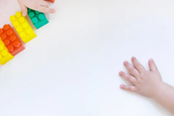 Niño Recoge Pirámide Detalles Del Juguete Las Manos Concepto Desarrollo —  Fotos de Stock