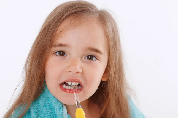 Uma Menina Escova Dentes Num Fundo Branco Retrato Uma Criança — Fotografia de Stock