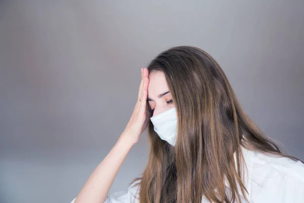 Tıbbi Maskeli Beyaz Arka Planda Tıbbi Maskeli Bir Kadın Baş — Stok fotoğraf