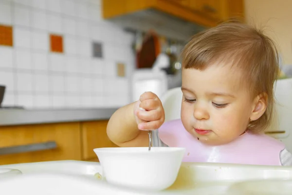 Retrato Uma Criança Que Come Comida Bebê Com Sua Colher — Fotografia de Stock