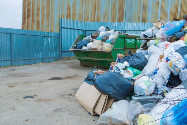 Çöp yığını bir konteynırda. Çöp yığını. Hademe grevi. Plastik geri dönüşümünün çevresel felaketi