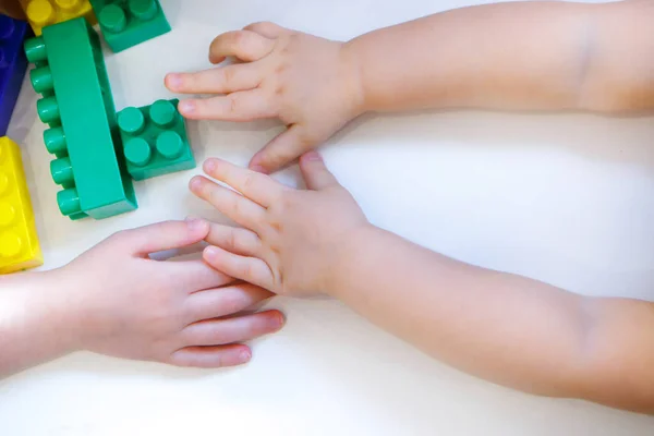 Dziecko Bawi Się Kolorowymi Detalami Konstruktora Zabawki Ręku Pojęcie Rozwój — Zdjęcie stockowe