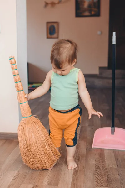Small Child Cleaning House Girl Sweeps Floor Restoring Order Apartment — Stock Photo, Image